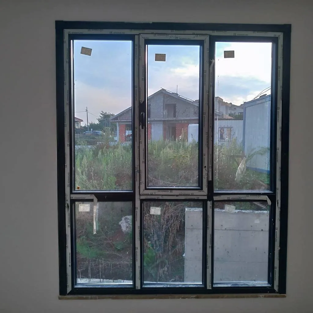 Antrasit PVC pencere — modern cephe uygulaması
